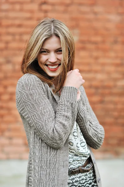 Retrato de jovem feliz sorridente mulher ao ar livre — Fotografia de Stock