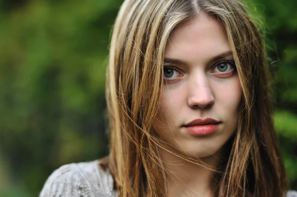Portret van het mooie meisje close-up — Stockfoto