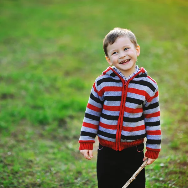 Mosolygós boldog fiú - szabadban-portré — Stock Fotó
