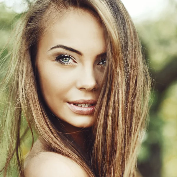Όμορφη νεαρή γυναίκα πρόσωπο closeup - τέλειο δέρμα — Φωτογραφία Αρχείου