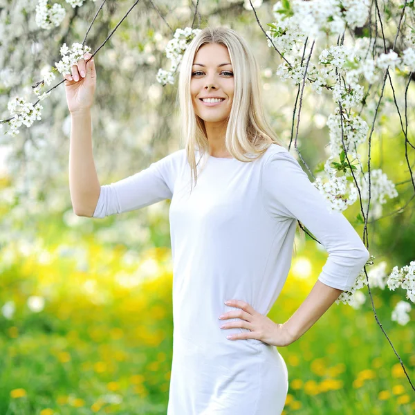 Hermosa chica de primavera en el árbol en flor —  Fotos de Stock