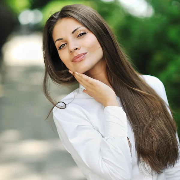 Retrato de feliz sonriente hermosa joven tocando la piel —  Fotos de Stock