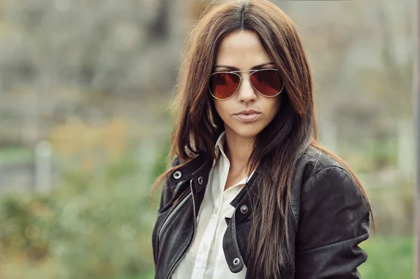 Attractive young woman portrait - closeup — Stock Photo, Image