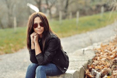 genç seksi esmer kadın güneş gözlüğü