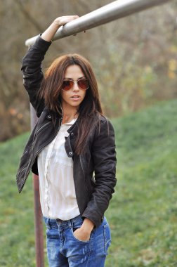parkta kılığında kadın moda 