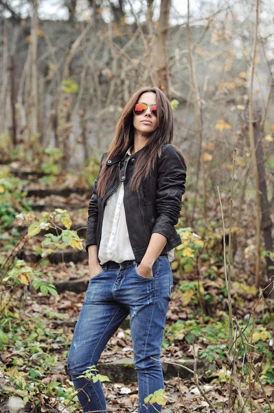 Woman in sunglasses fashion portrait — Stock Photo, Image