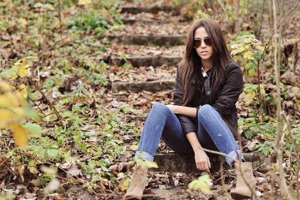 Mulher sexy em óculos de sol posando em um parque — Fotografia de Stock