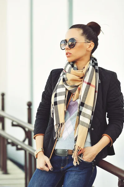 Young brunette girl closeup portrait. Stylish woman posing on th — Stock Photo, Image