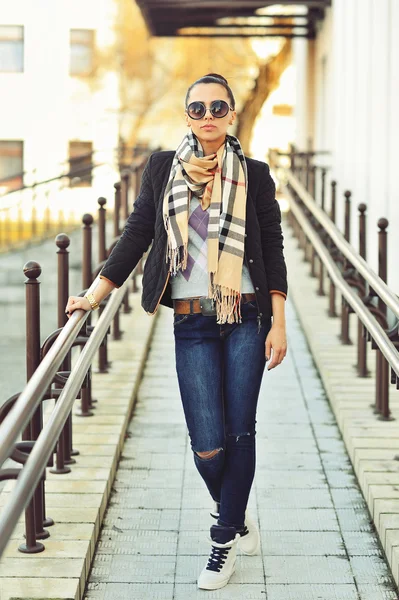 Full längd porträtt av hipster flicka i stadsbilden — Stockfoto