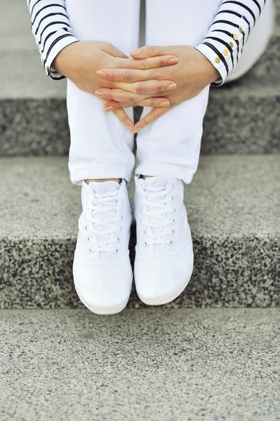 Белые кроссовки на женских ножках - крупный план — стоковое фото