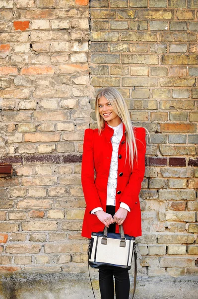 Mujer yuong atractiva de moda en vestido rojo con bolsa —  Fotos de Stock