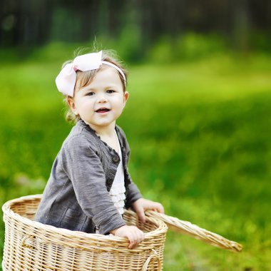 Bahar günü çayırda tatlı küçük bir kız.