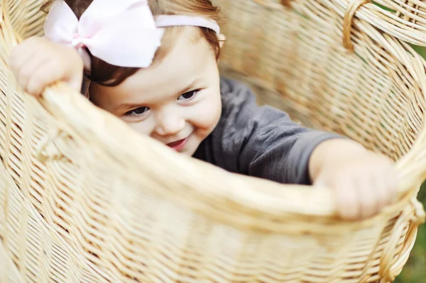 Schattig klein meisje op de weide in de zomerdag — Stockfoto