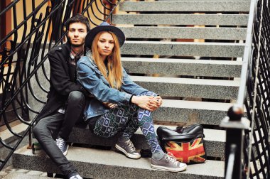 merdivenlerde oturan ve seyir vasıl genç güzel çift geldi