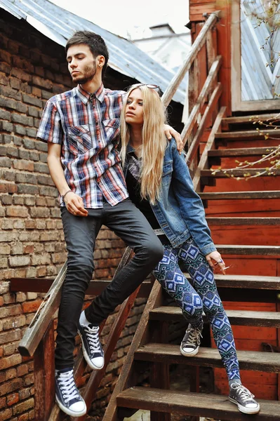 Şık genç çift ayakta merdivenlerde ve her oth sarılma — Stok fotoğraf