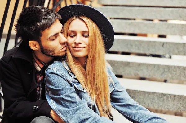 Pareja joven enamorada. Retrato de cerca al aire libre —  Fotos de Stock