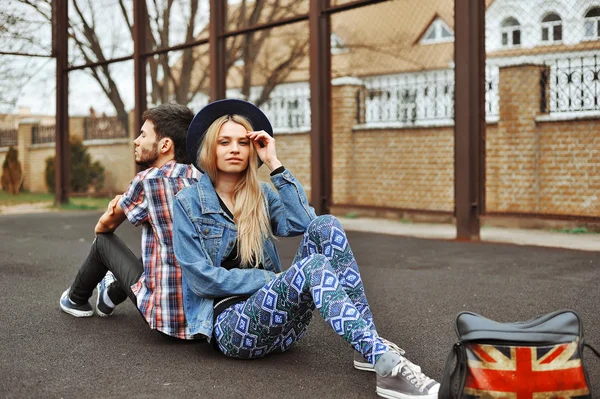 Junge sinnliche romantische Paar sitzt auf dem Boden — Stockfoto