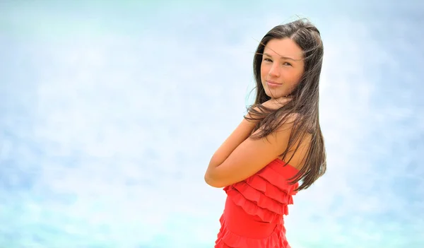 Attractive young woman posing over sea background — Stock Photo, Image