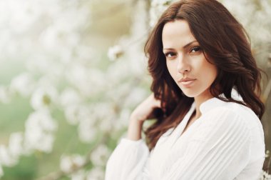 Uzun kıvırcık saçlı model esmer.