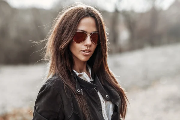 Retrato de moda al aire libre de mujer bonita joven en gafas de sol —  Fotos de Stock