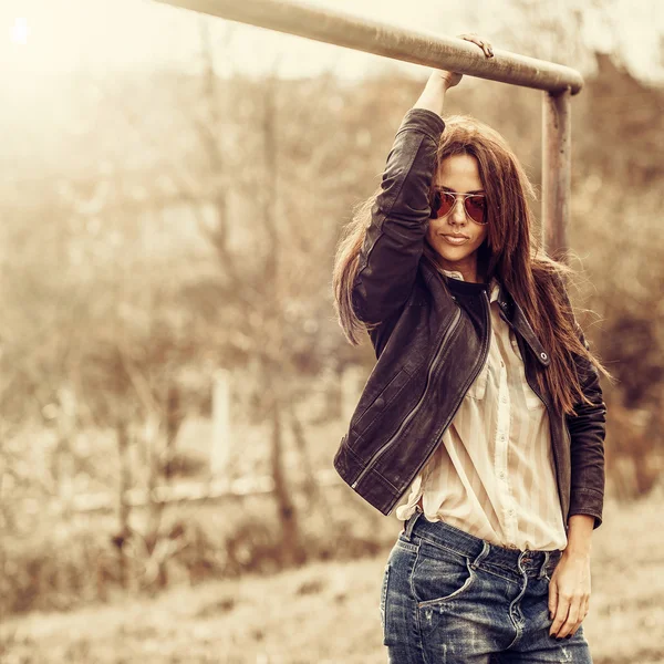 Mooie vrouw in zonnebril - buiten mode partrait — Stockfoto