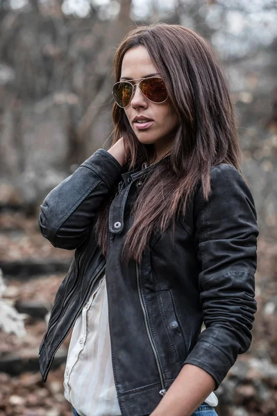 Atractivo retrato de mujer joven - primer plano —  Fotos de Stock