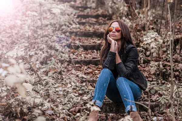 Parkta poz güneş gözlüklü seksi kadın — Stok fotoğraf