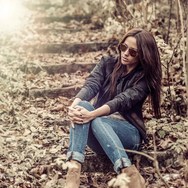 Jeune femme brune sexy en lunettes de soleil — Photo