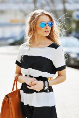 şehirde poz güzel genç kadın 