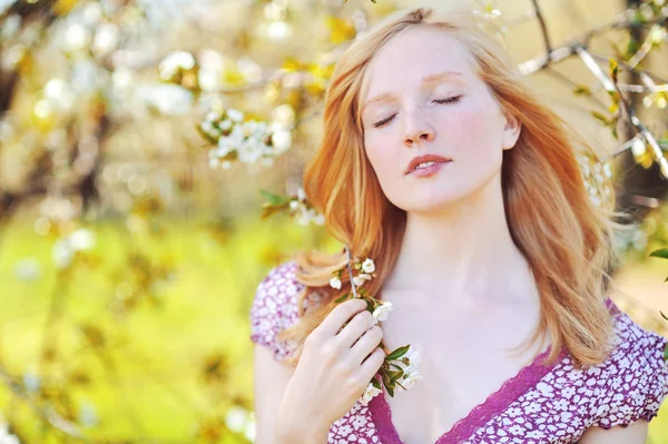 Beautiful healthy young girl in blooming tree. Eyes closed — Stock Photo, Image