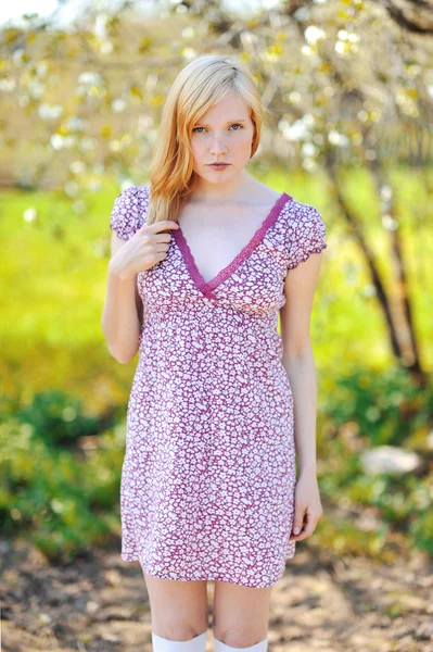 春咲く庭で赤毛の女の子 — ストック写真