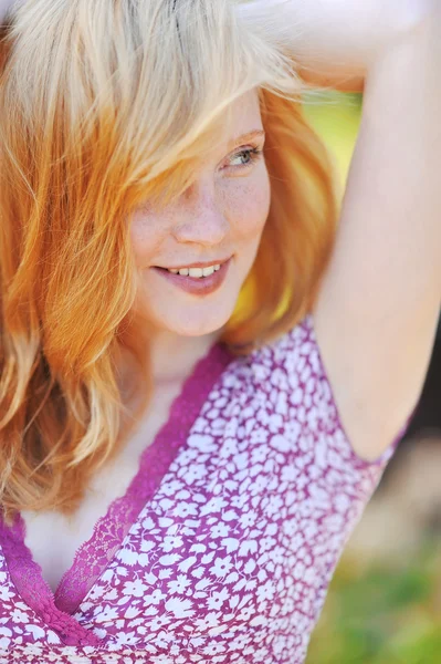 Closeup portrait of attractive young woman in spring — Stock Photo, Image