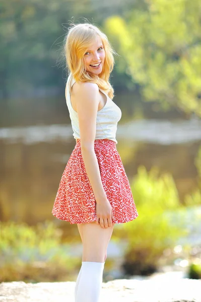 Retrato de linda jovem mulher no parque de verão — Fotografia de Stock