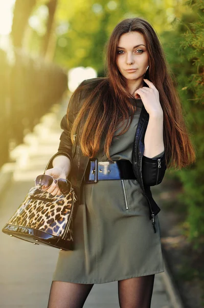 Prachtige jonge vrouw poseren outdoor — Stockfoto