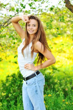 Yaz kız portre. Sunny gülümseyen güzel esmer kadın 