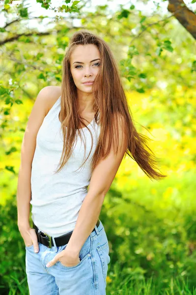 Mooi meisje portret - buitenshuis — Stockfoto