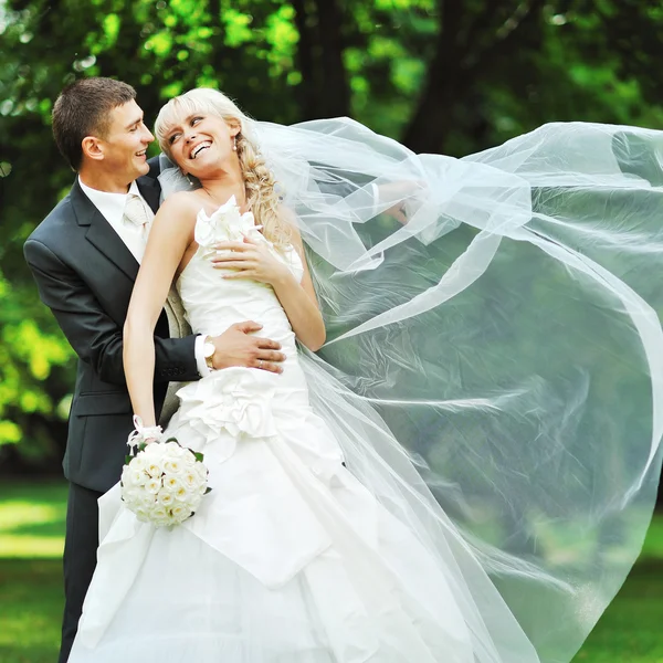 Hochzeitspaar umarmt sich im Sommerpark — Stockfoto