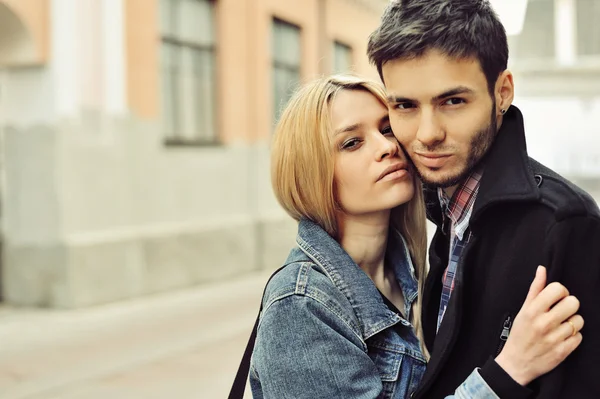 Portret van jonge sensuele paar buiten — Stockfoto