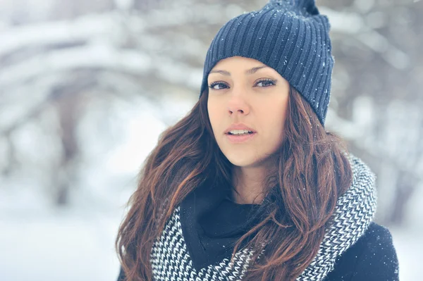 Jovem mulher retrato de inverno — Fotografia de Stock