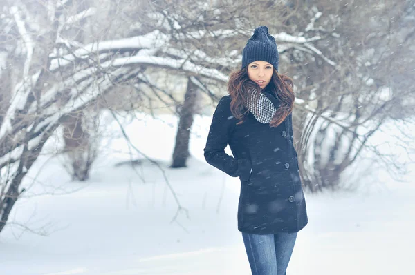 Atractiva joven mujer en invierno al aire libre — Foto de Stock