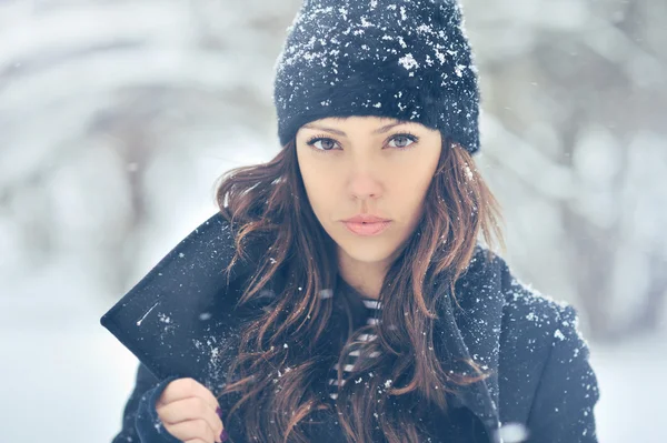 Porträt einer niedlichen Brünette in einem frostigen Park — Stockfoto