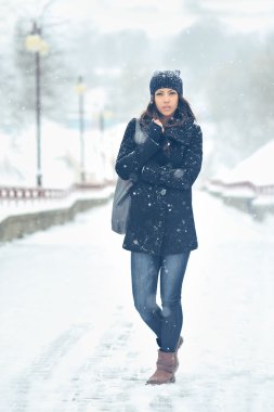 winter park, çekici bir kadın portresi tam uzunlukta