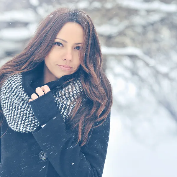 Zimní módní venkovní portrét mladé atraktivní brunetka — Stock fotografie