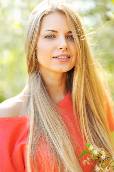 美しい若い女性の顔のクローズ アップ — ストック写真
