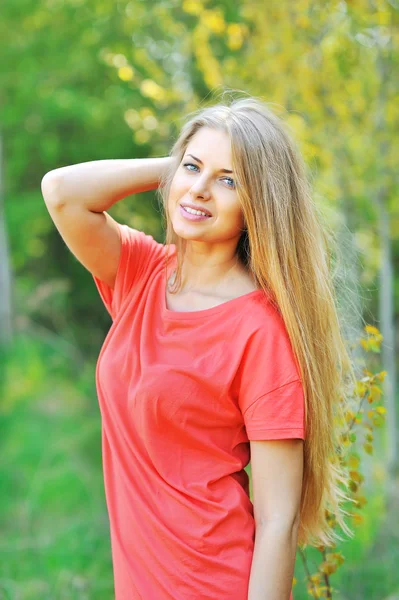 Outdoor portrait of young beautiful woman with chic hair — Stock Photo, Image