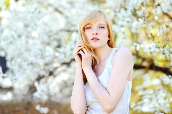 Hermosa cara de chica - retrato al aire libre —  Fotos de Stock