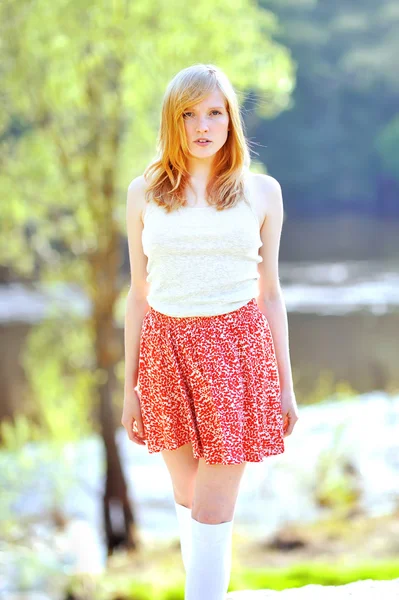 Jovem menina bonita em um campo — Fotografia de Stock