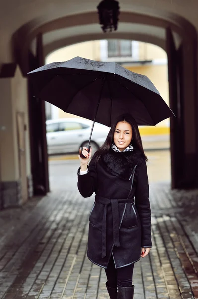 带着雨伞的年轻漂亮女人 — 图库照片