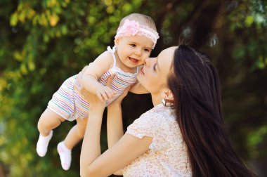 mutlu bir aile. genç anne ve bebek