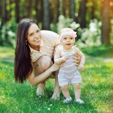 mutlu bir aile. genç anne ve bebek